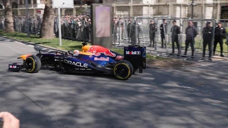 Formula 1 aracı İstanbul sokaklarında