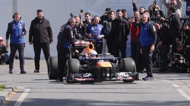 Formula 1 aracı İstanbul sokaklarında