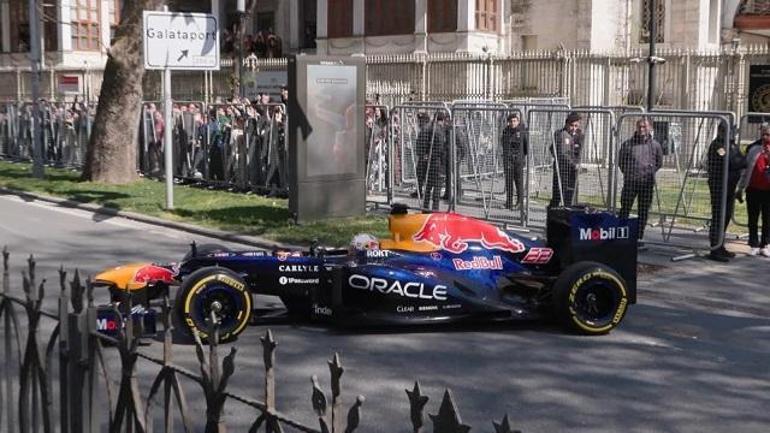 Formula 1 aracı İstanbul sokaklarında
