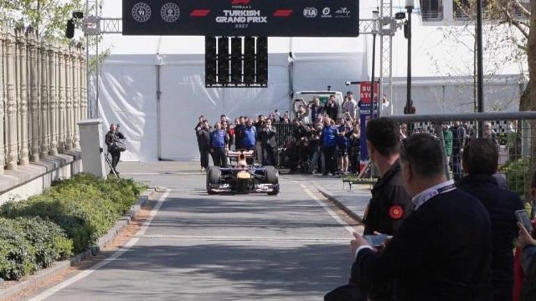 Formula 1 aracı İstanbul sokaklarında