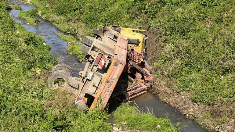 Freni boşalan vinç, dereye uçtu; araçtan atlayan sürücüsü öldü