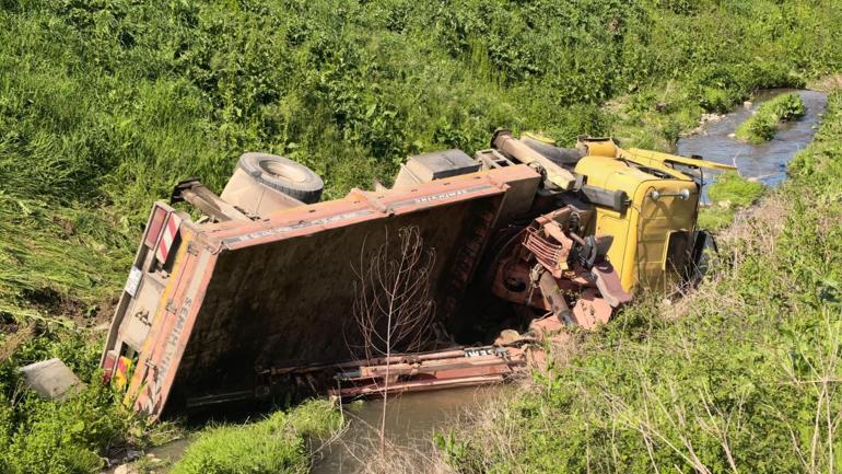 Freni boşalan vinç, dereye uçtu; araçtan atlayan sürücüsü öldü