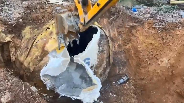 Pendikte düzenlenen operasyonda toprak altındaki depoda binlerce silah parçası bulundu