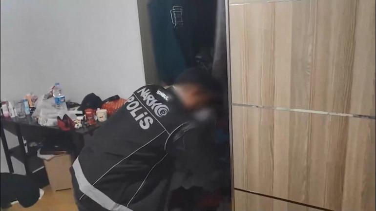 Kadıköyde eğlence mekanları ve çevresinde uyuşturucu satanlara operasyon