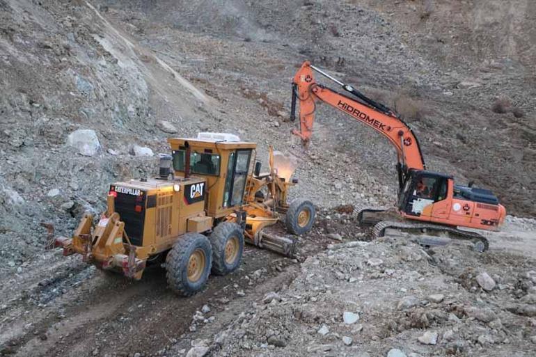 Heyelan nedeniyle 6 gündür kapalı olan Hakkari-Van kara yolu, kontrollü ulaşıma açıldı