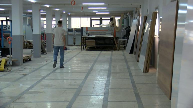 Güngören’de yanan odun parçalarıyla duvara yazı yazıp iş yerine attılar