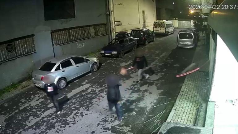 Güngören’de yanan odun parçalarıyla duvara yazı yazıp iş yerine attılar