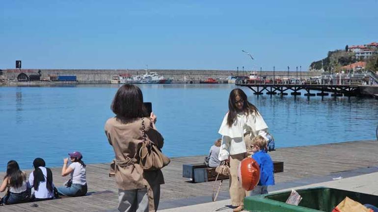 Zonguldak’ta güneşli havanın keyfini sahilde çıkardılar