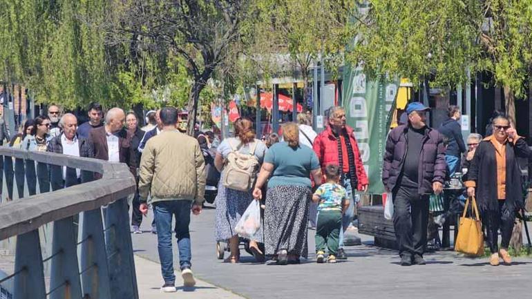Zonguldak’ta güneşli havanın keyfini sahilde çıkardılar