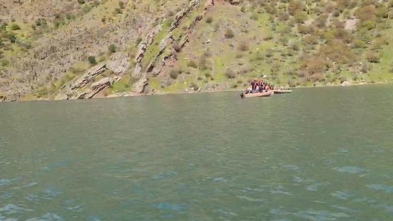 Bottan Fırat Nehrine düşen kampçı için arama çalışması başlatıldı