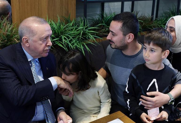 Cumhurbaşkanı Erdoğan, Beyoğlunda kafede vatandaşlarla sohbet etti