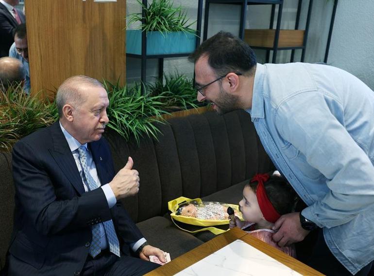Cumhurbaşkanı Erdoğan, Beyoğlunda kafede vatandaşlarla sohbet etti
