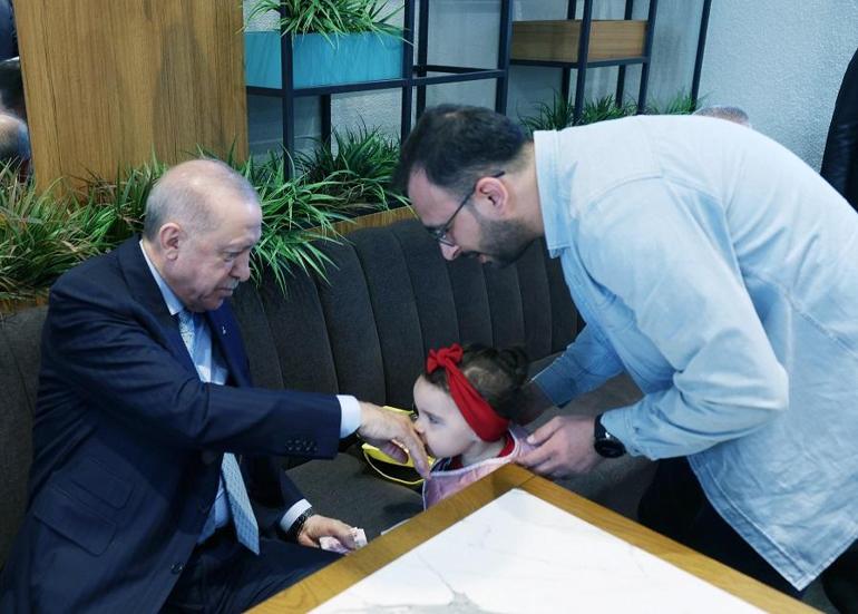 Cumhurbaşkanı Erdoğan, Beyoğlunda kafede vatandaşlarla sohbet etti