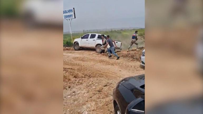 Suriye-Türkiye sınırında, insan kaçakçılarıyla kovalamaca anı kamerada: 3 gözaltı