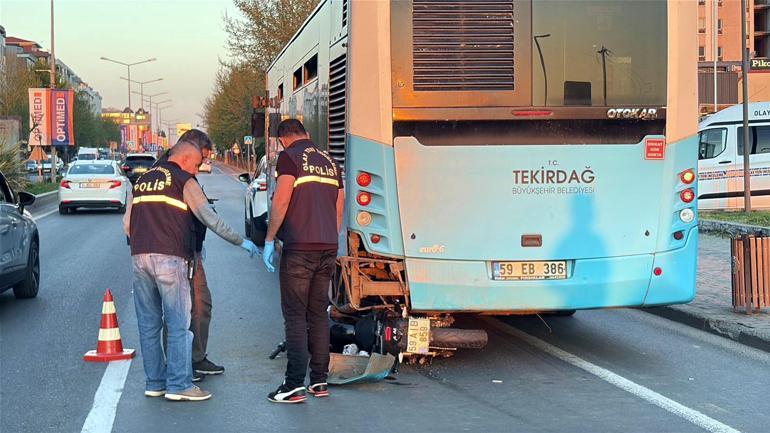 Motosiklet, duraktaki otobüse çarptı; 2 yaralı
