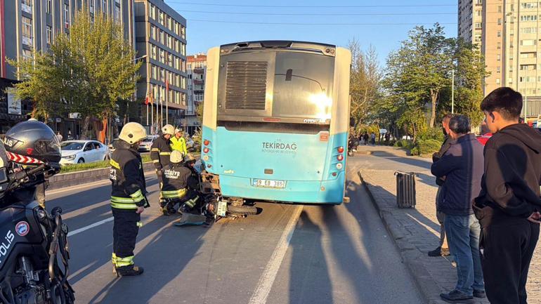 Motosiklet, duraktaki otobüse çarptı; 2 yaralı