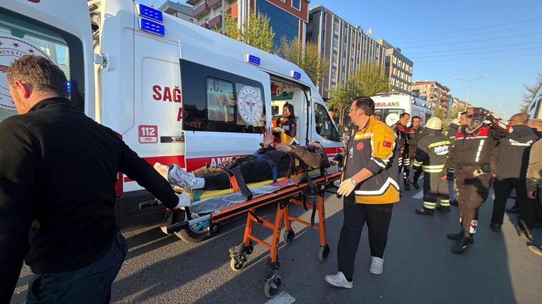 Motosiklet, duraktaki otobüse çarptı; 2 yaralı