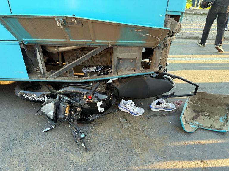 Motosiklet, duraktaki otobüse çarptı; 2 yaralı