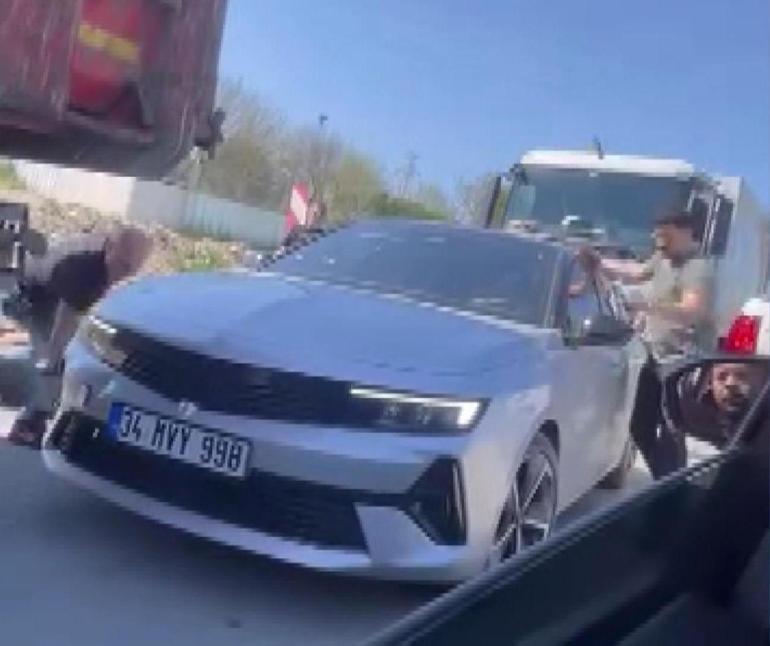 Başakşehirde polisin dur ihtarına uymadı; otomobilin lastikleri indirilerek yakalandı