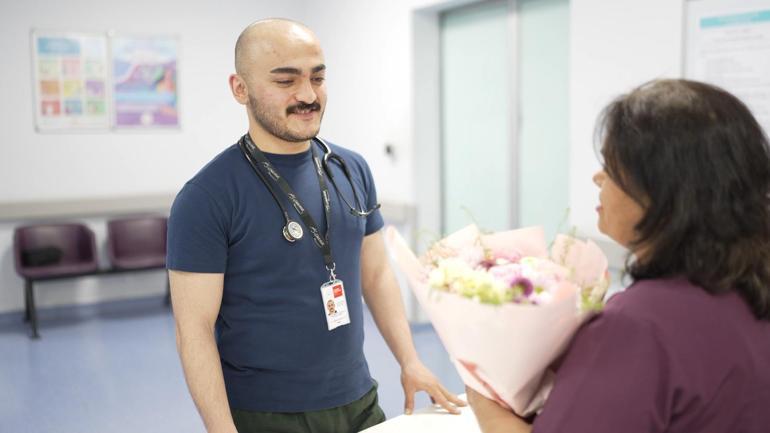 Doktordan hemşire annesine sürpriz