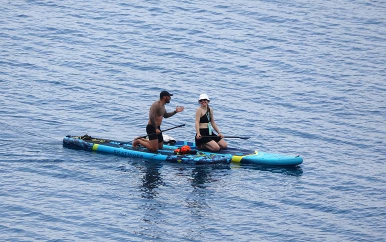 Antalyada sıcak havayı fırsat bilenler sahile akın etti