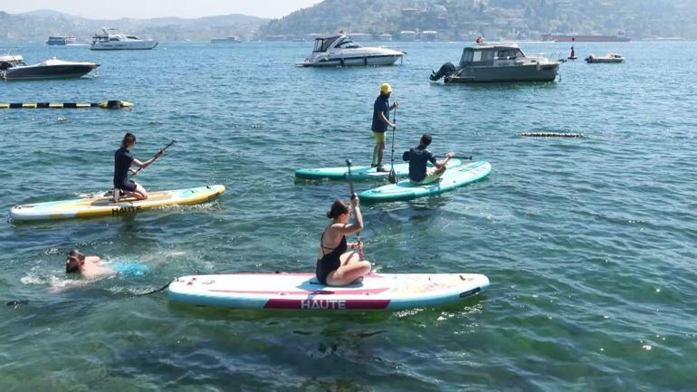 Güneşli havayı fırsat bilenler Bebek Sahiline akın etti; sıcaklayan kişiler denize girdi