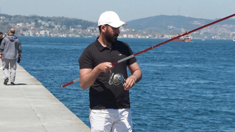 Güneşli havayı fırsat bilenler Bebek Sahiline akın etti; sıcaklayan kişiler denize girdi