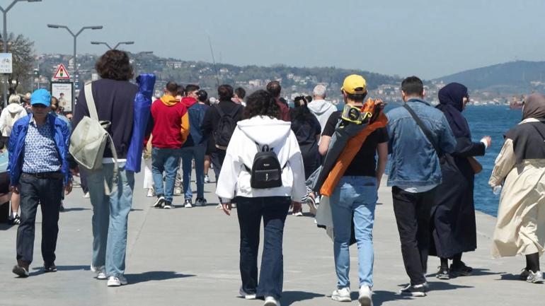 Güneşli havayı fırsat bilenler Bebek Sahiline akın etti; sıcaklayan kişiler denize girdi