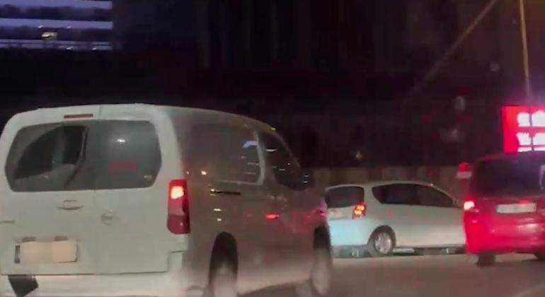 Kontak anahtarı üzerinde bırakılan kargo aracını çalan 2 şüpheli takiple yakalandı