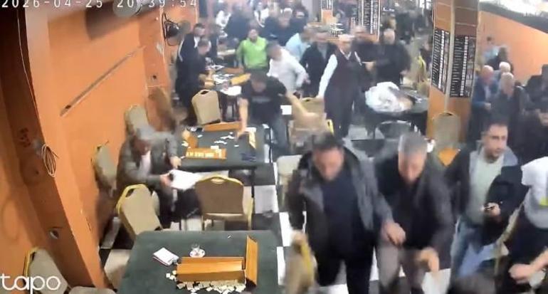 Sultangazi’de araçtan çıkan yüksek ses müzik kahvehanenin camını titretti; müşteriler deprem sanıp kaçtı