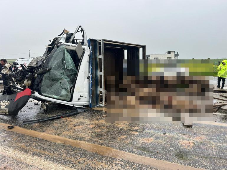 Siirt’te koyun yüklü kamyonet ile otomobil çarpıştı: 2 ölü, 3 yaralı