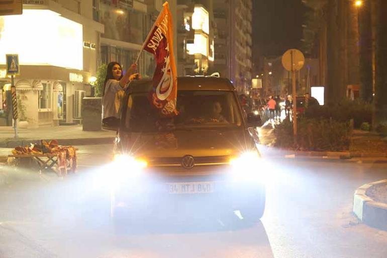 Galatasaray’ın derbi galibiyeti İzmir’de coşkuyla kutlandı