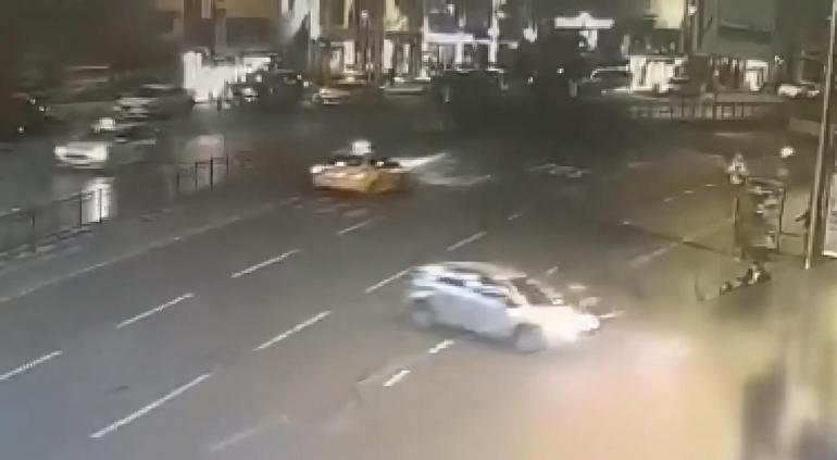 Şişhane’de otomobilin çarptığı motosiklet durağa daldı; 1 ölü 3 yaralı