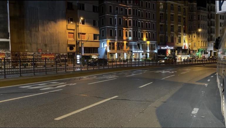 Şişhane’de otomobilin çarptığı motosiklet durağa daldı; 1 ölü 3 yaralı