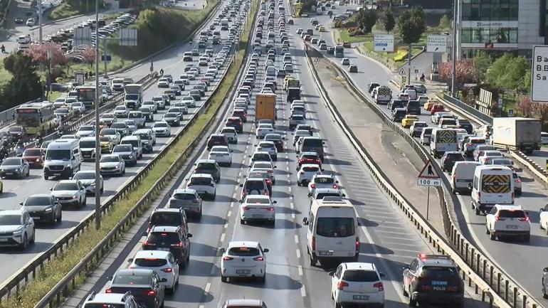 İstanbulda sabah saatlerinde trafik yoğunluğu
