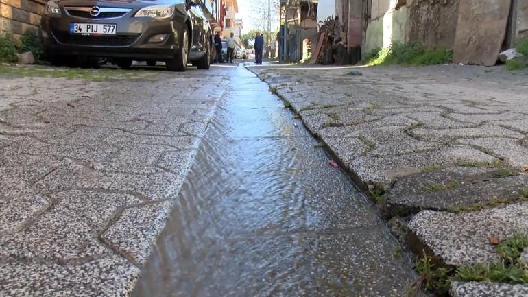Ataşehir’de şebeke suyunu taşıyan boru patladı; 1 haftadır akıyor parası bizden çıkıyor
