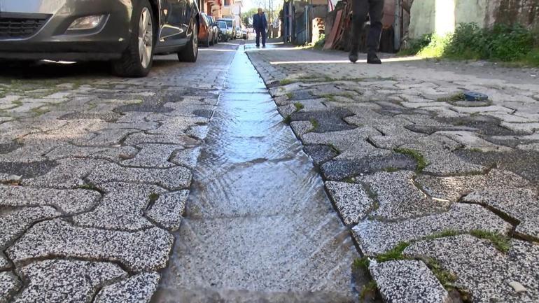 Ataşehir’de şebeke suyunu taşıyan boru patladı; 1 haftadır akıyor parası bizden çıkıyor