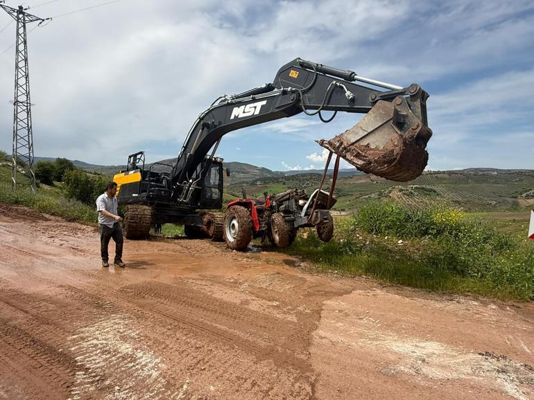 Debisi yükselen çayda traktörüyle mahsur kaldı