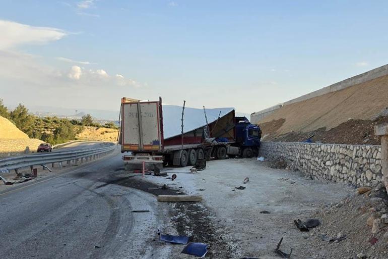 İstinat duvarına çarpan TIRdaki mermerler, otomobildekilerin üzerine düştü; 1 ölü, 3 yaralı