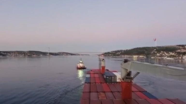 İstanbul Boğazında yalıya metreler kala karaya oturan gemi kurtarıldı; boğaz trafiğe açıldı