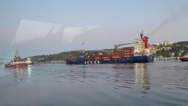 İstanbul Boğazında yalıya metreler kala karaya oturan gemi kurtarıldı; boğaz trafiğe açıldı