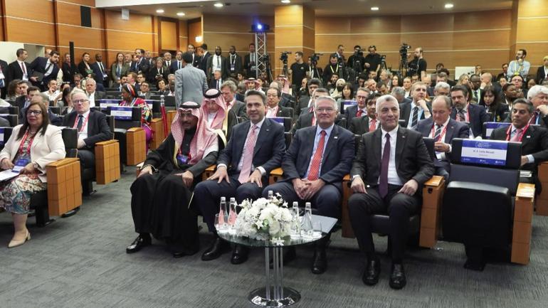 Bakan Bayraktar: 2035 yılına kadar rüzgar ve güneş enerjisi kapasitemizi 120 GWa çıkarmayı hedefliyoruz