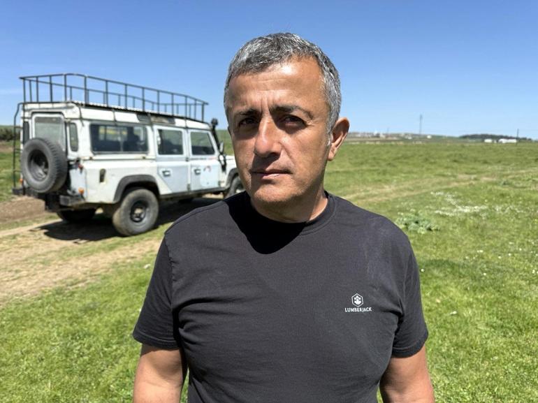 Sarı renge bürünen kanola tarlası üzerinde paramotorla uçtu