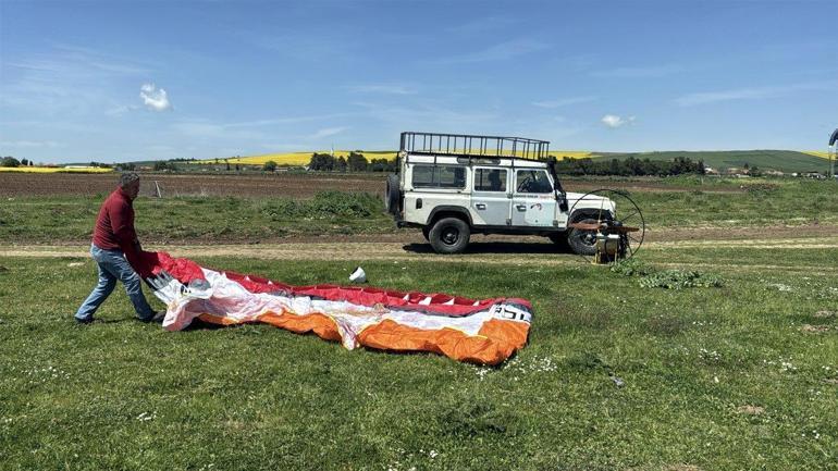 Sarı renge bürünen kanola tarlası üzerinde paramotorla uçtu
