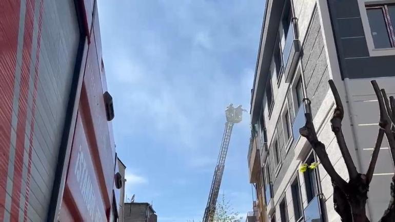 Üsküdarda 5 katlı binanın çatısı alev alev yandı