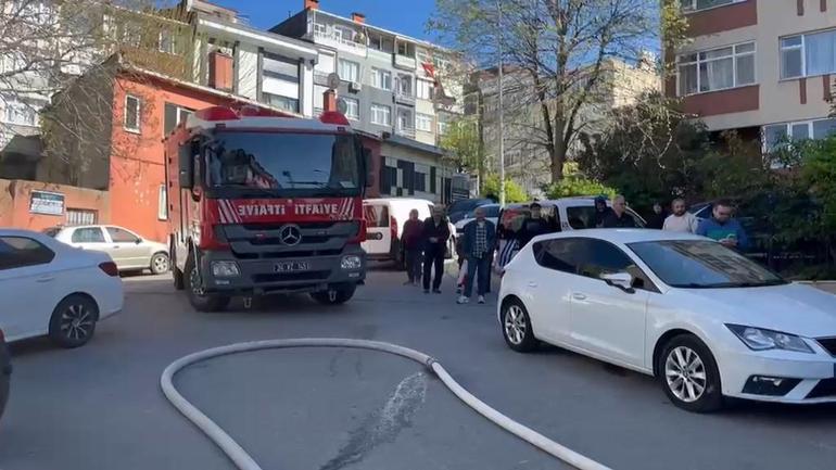 Üsküdarda 5 katlı binanın çatısı alev alev yandı