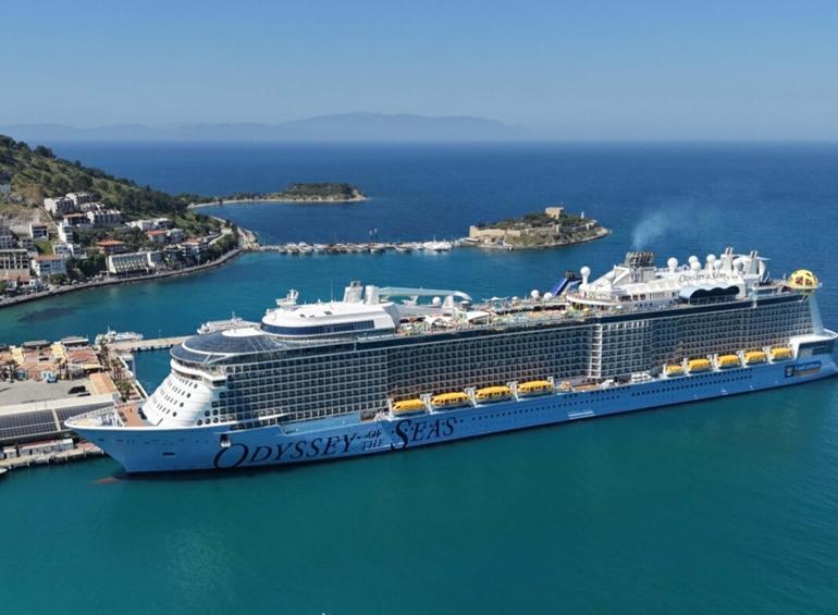 Kuşadasına kruvaziyerle 4 bin 600 turist geldi