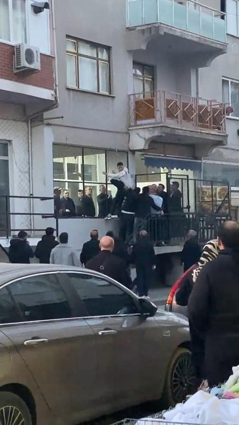 Bursada iki grup arasındaki tekme ve sopalı kavga kamerada