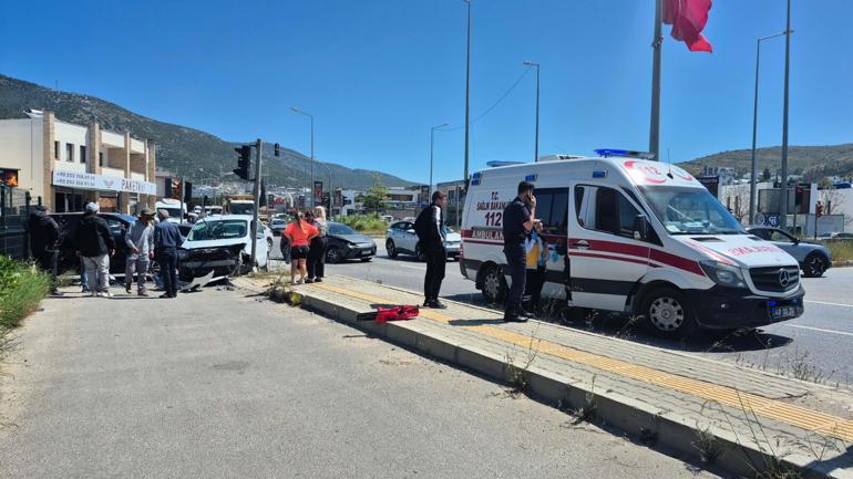 Bodrum’da trafik kazasında 2 Sahil Güvenlik personeli hafif yaralandı, kaza kamerada