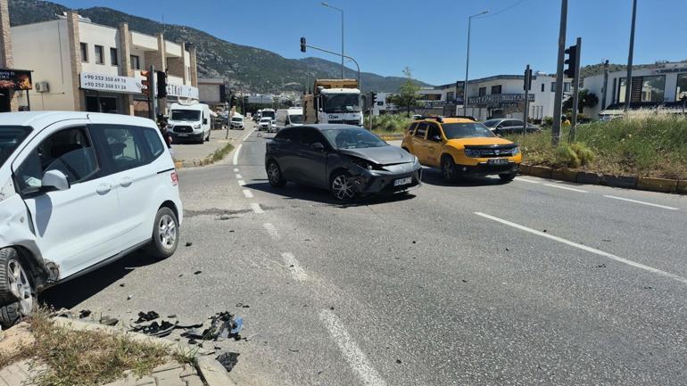 Bodrum’da trafik kazasında 2 Sahil Güvenlik personeli hafif yaralandı, kaza kamerada